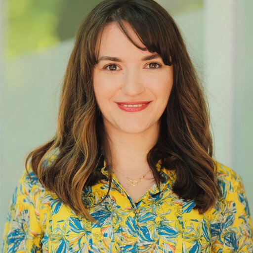 Photo of Cansu, wearing a yellow shirt.